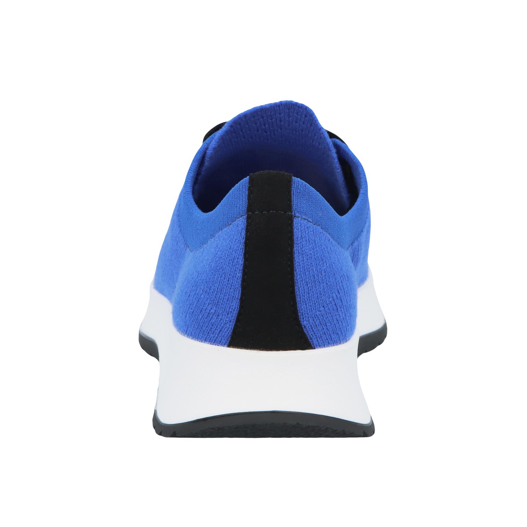 blaue sneaker hinteransicht