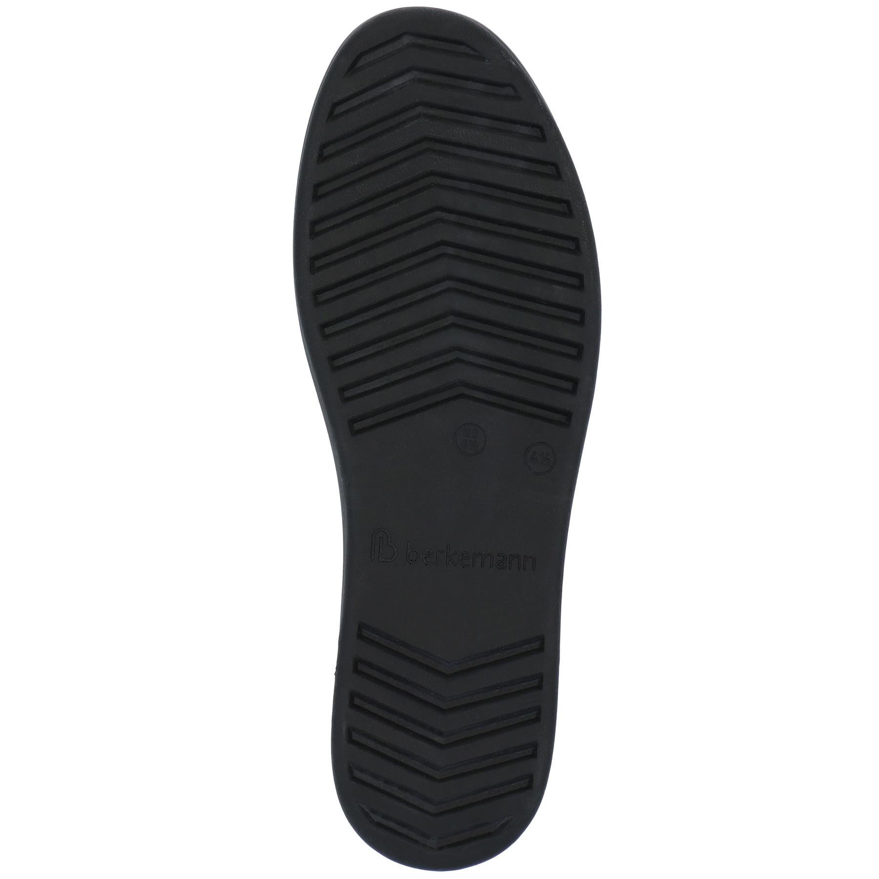 schwarze sneaker sohlenansicht