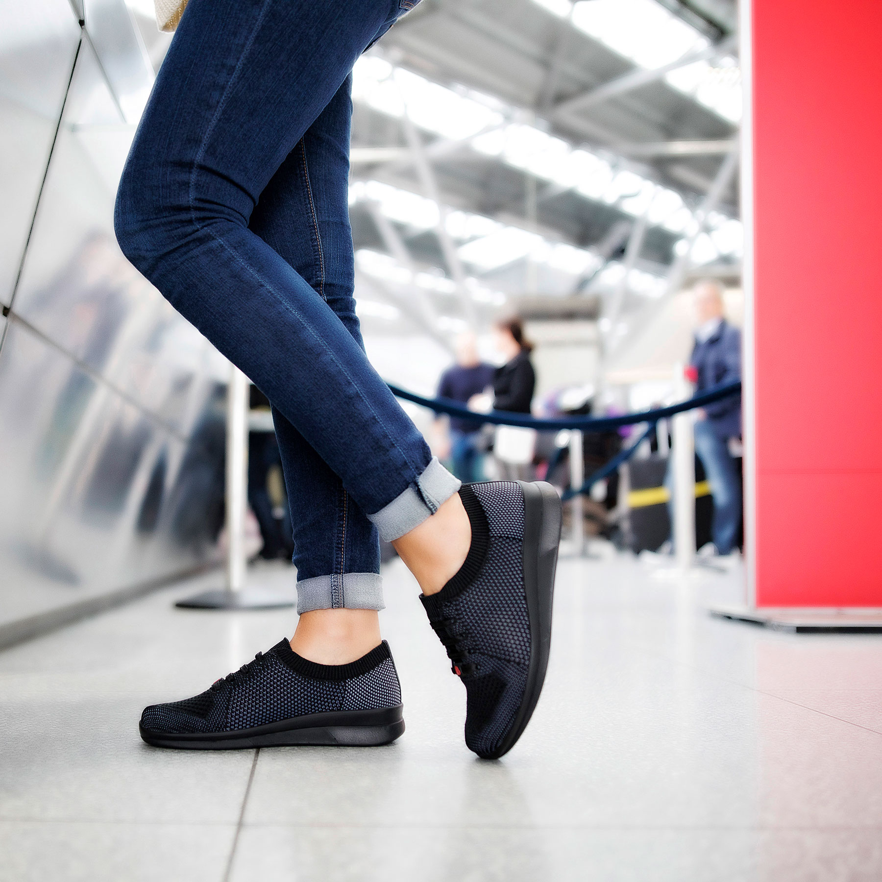 schwarze sneaker vorderansicht