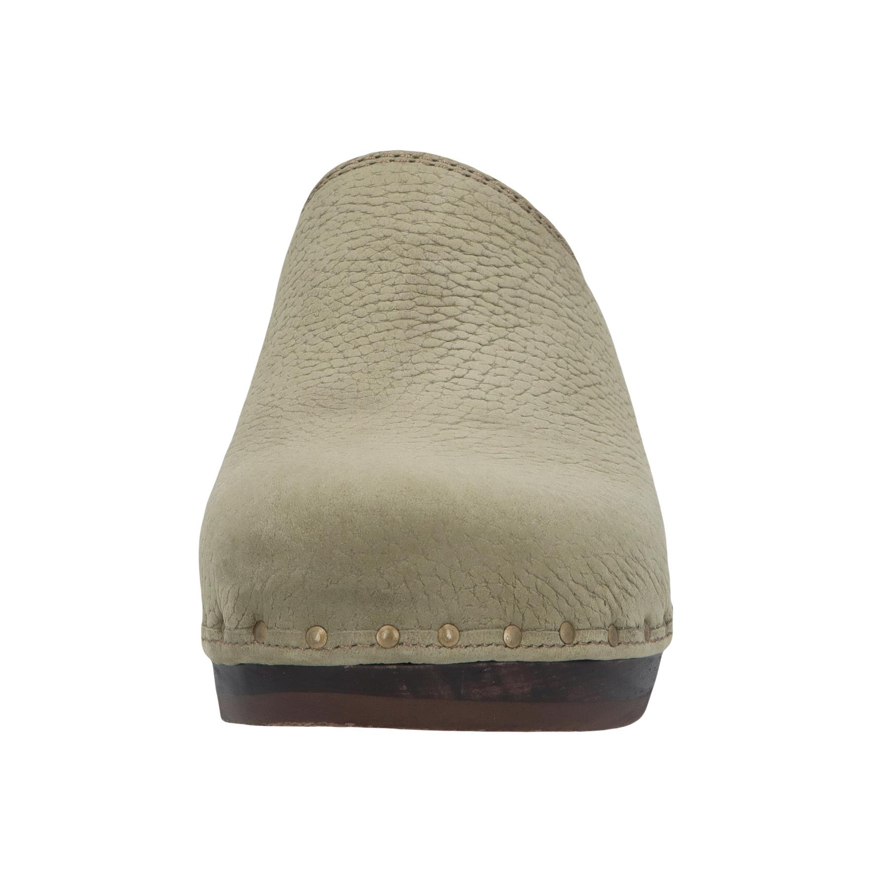 grüne holzschuhe vorderansicht