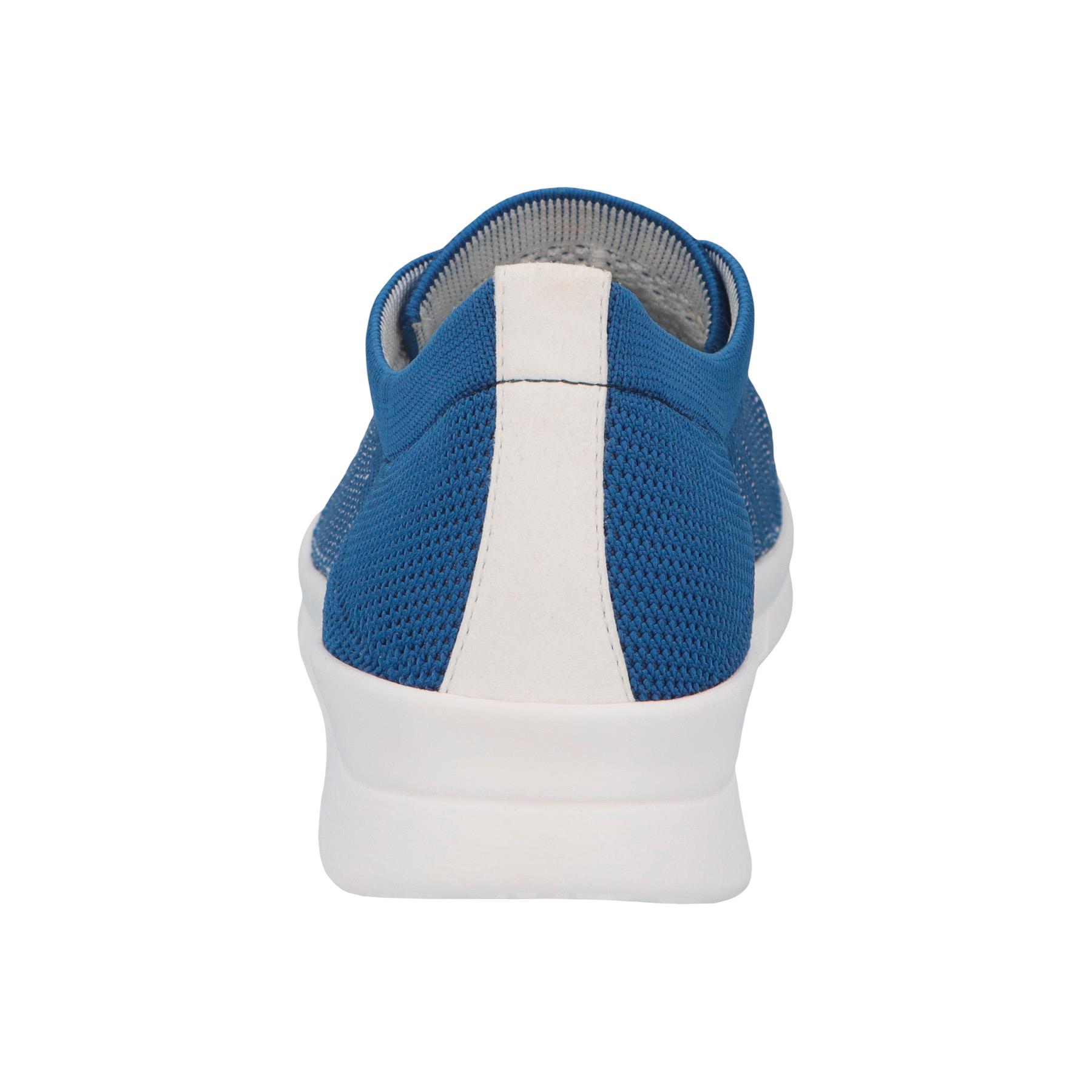 blaue sneaker hinteransicht