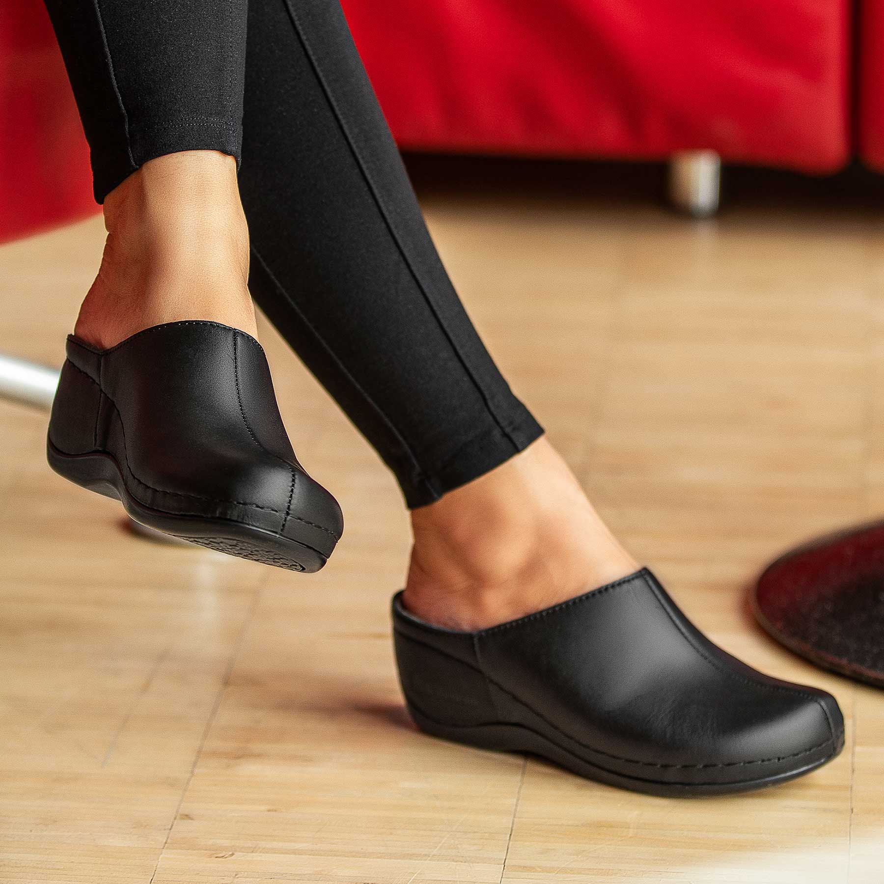 schwarze clogs 3-4 ansicht