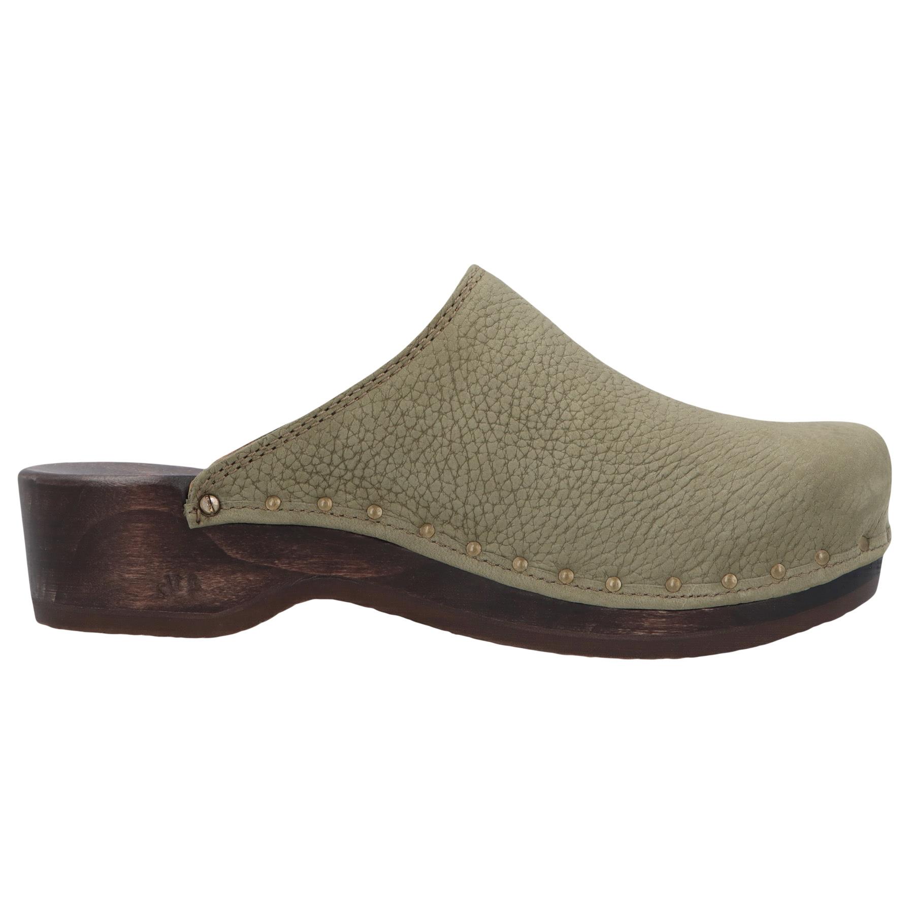 grüne holzschuhe seitenansicht rechts