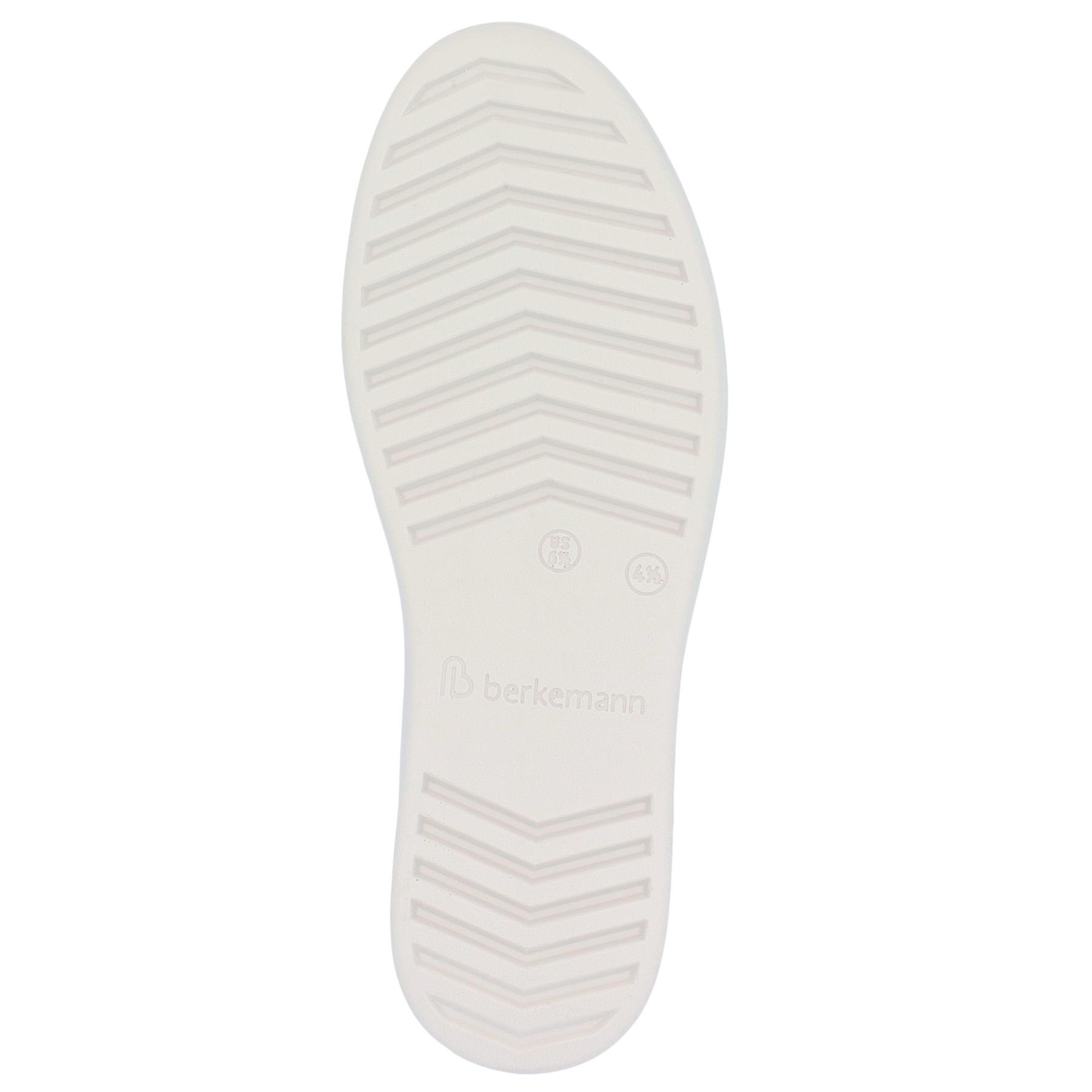 blaue sneaker sohlenansicht