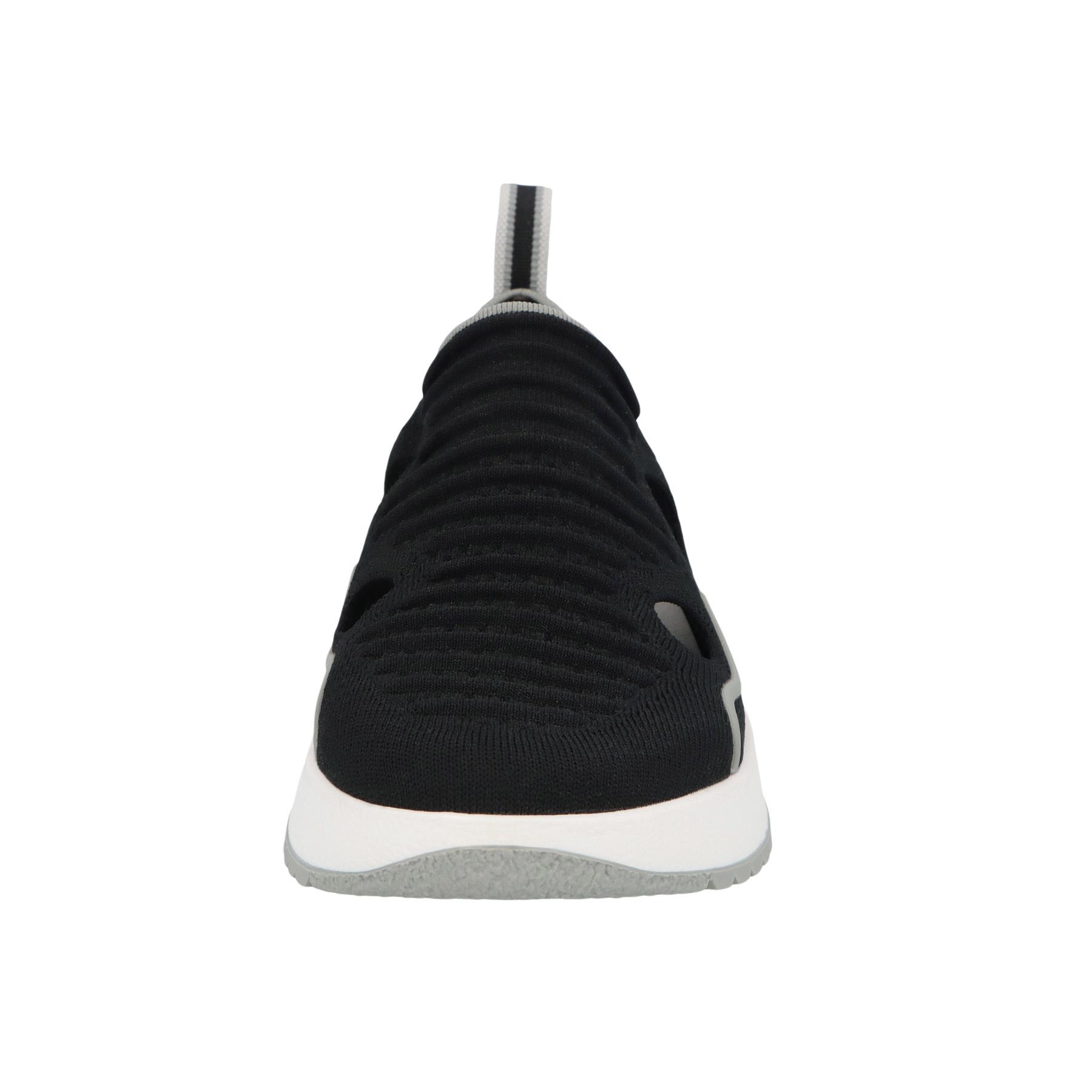 schwarze sneaker vorderansicht